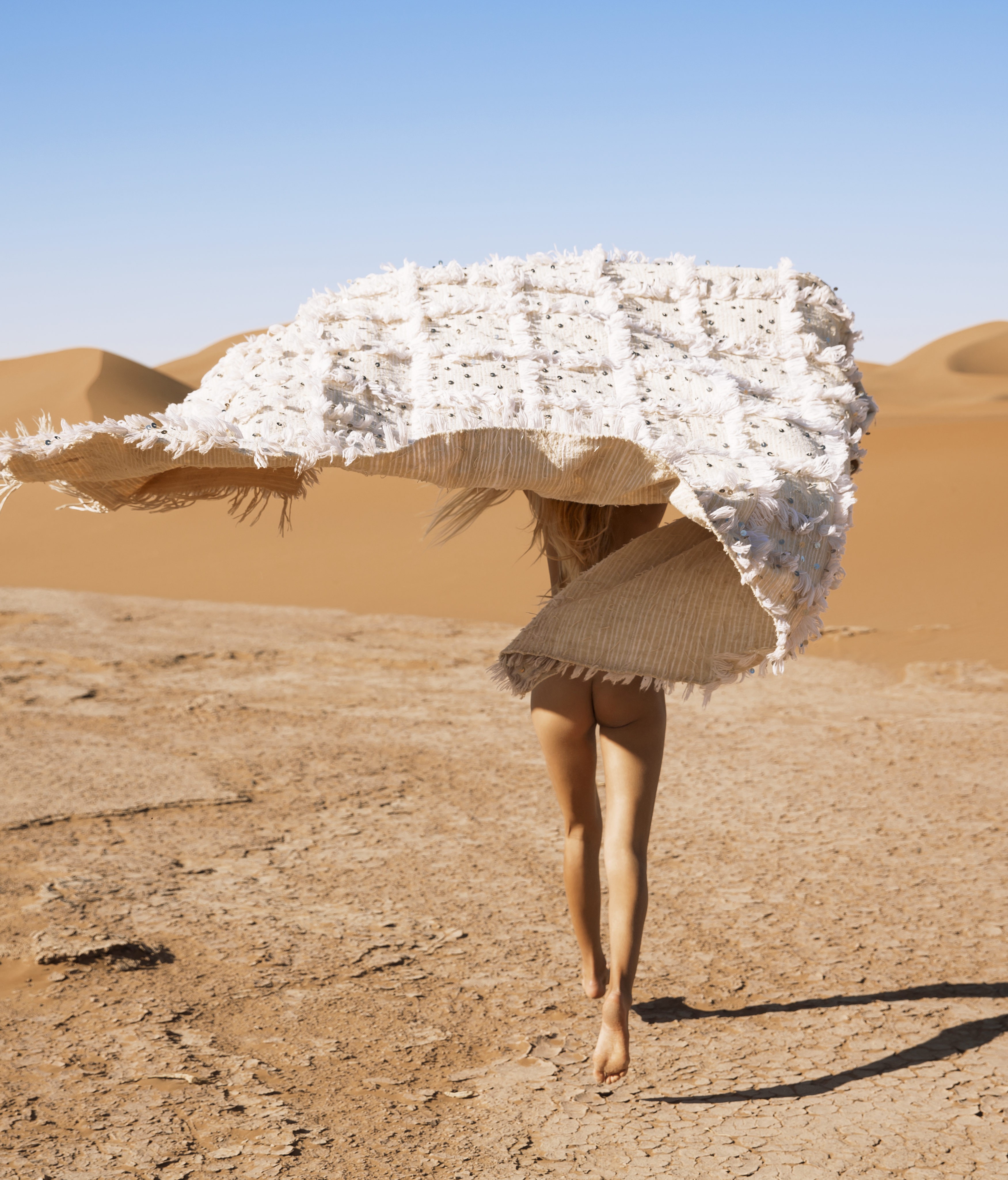 Молодая девушка позирует в пустынном месте 